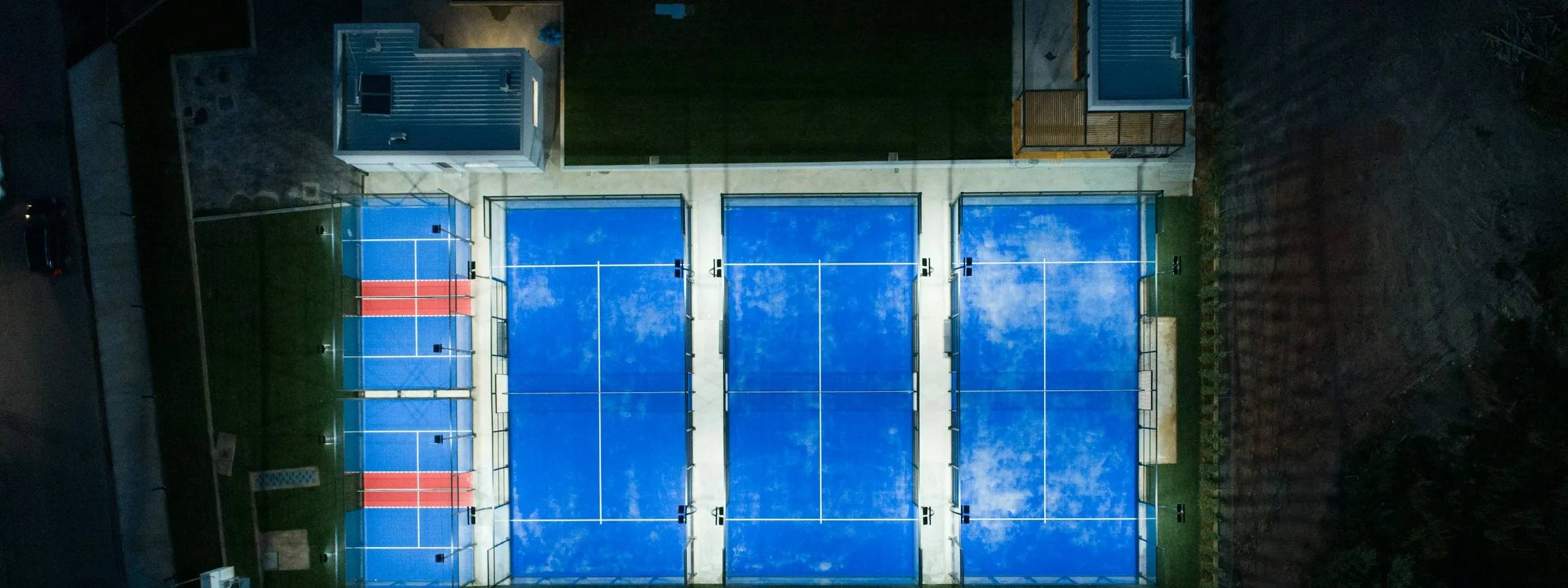 Padel-Anlage bei Nacht, von oben